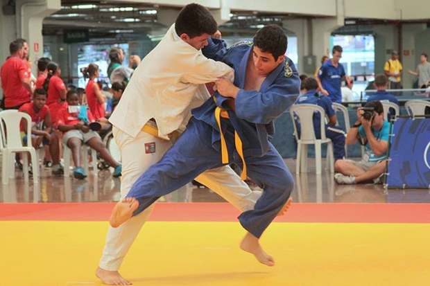 Sem enxergar, judoca traz medalhas de prata
