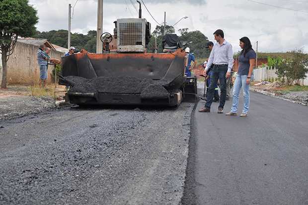 Empreiteiras devem concluir asfalto no Dona Júlia e Moteleski em sessenta dias