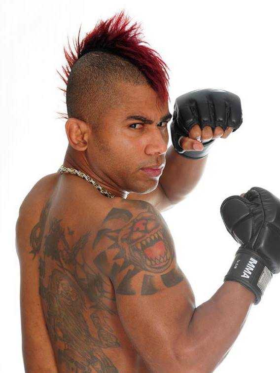 Lutador de MMA inicia temporada de lutas 2015