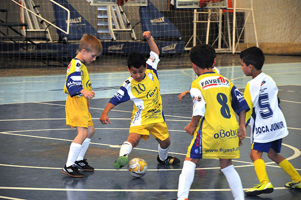 Taça Araucária de Futsal para Menores continua