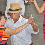 Mais de 200 idosos se divertem em baile da 3ª idade