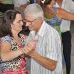 Mais de 200 idosos se divertem em baile da 3ª idade