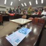 Sob protestos, vereadores aprovam novo quadro de CCs da Câmara