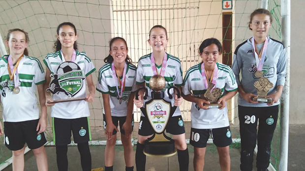 Jogadora mirim é campeã da Liga Norte Sul de Futsal