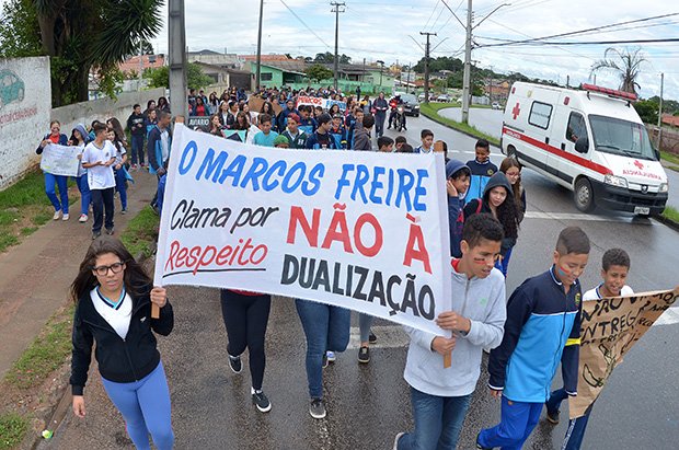 Alunos do Marcos Freire protestam contra estadualização do 6º ao 9º anos