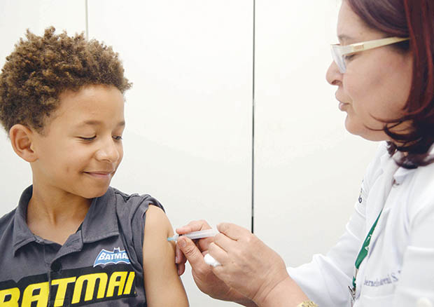Vacinação contra HPV para meninos já está disponível nas unidades de saúde