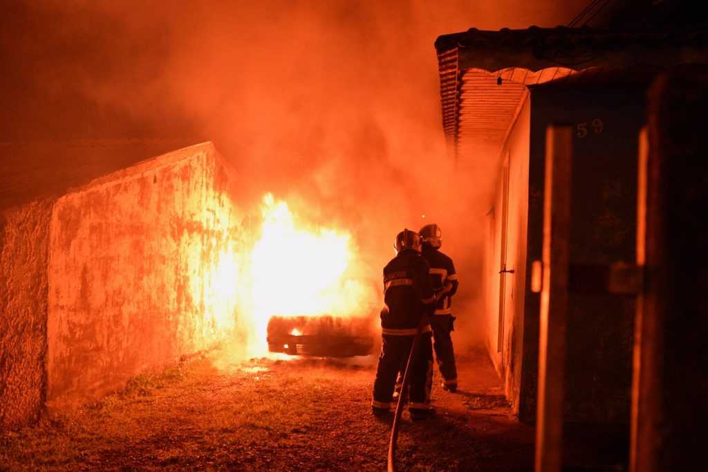 Segundo populares, próprio morador teria incendiado carro dentro do pátio de sua casa