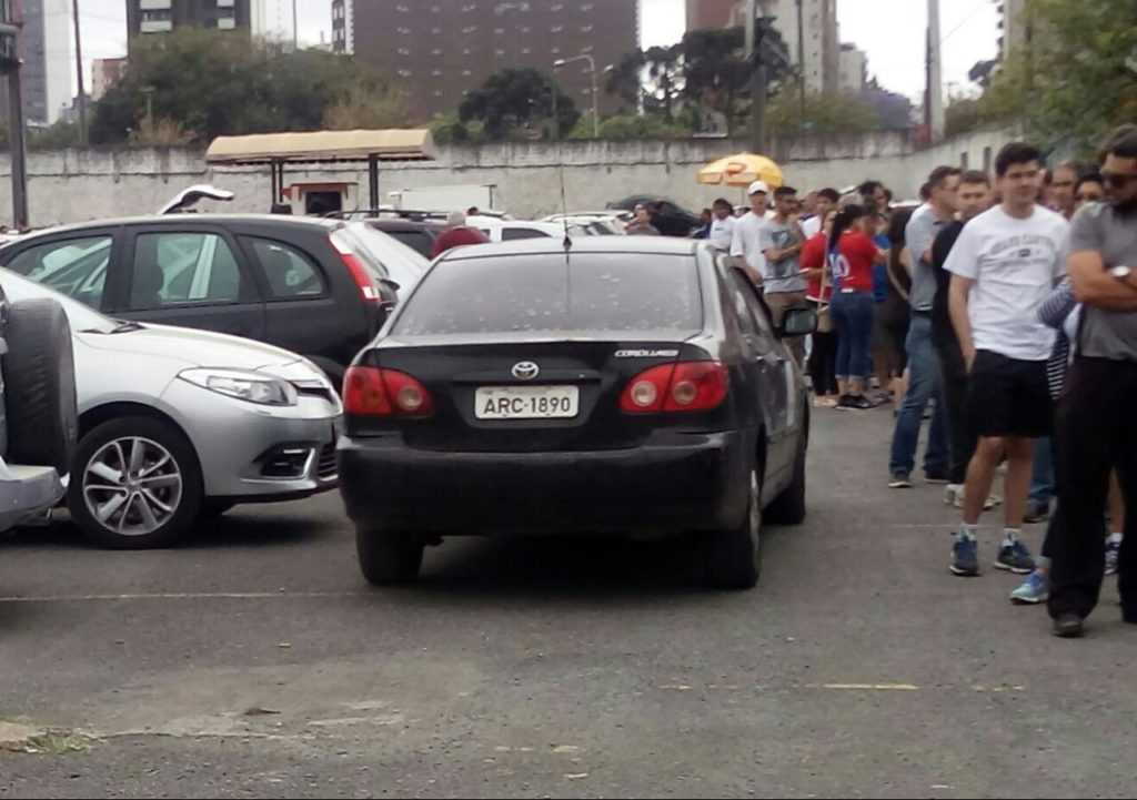 Carro oficial da Prefeitura é visto parado em fila para compra de ingresso para jogo do Paraná Clube