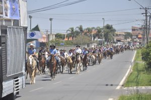 Desfile cívico reuniu centenas de cavaleiros e amazonas