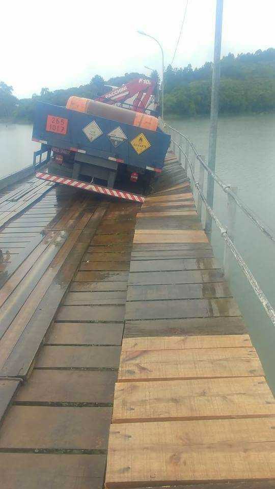 Caminhão fica atolado na ponte do Rio Verde