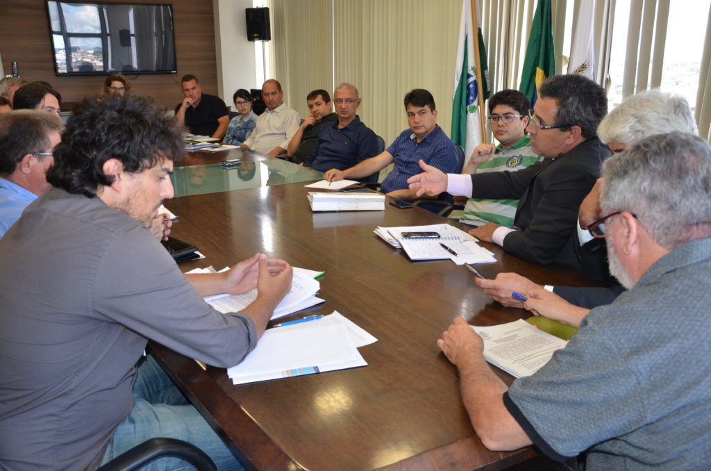Prefeitura e Sanepar negociam concessão de quase R$ 2 bilhões