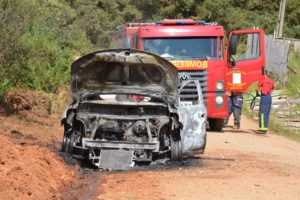 Veículo é abandonado e incendiado na área rural
