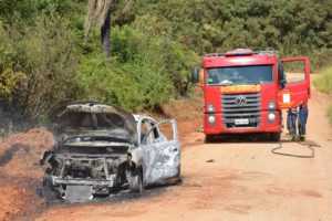 Veículo é abandonado e incendiado na área rural