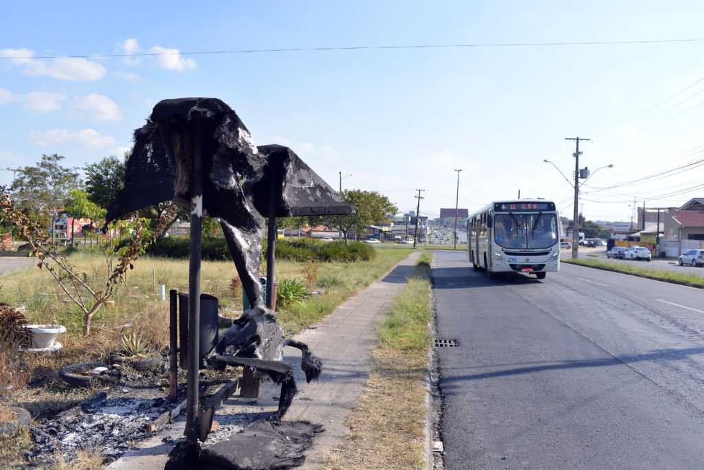 Ponto de ônibus e biblioteca comunitária são incendiados