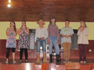 Alunos do Colégio Guajuvira são parabenizados pela organização de Simpósio