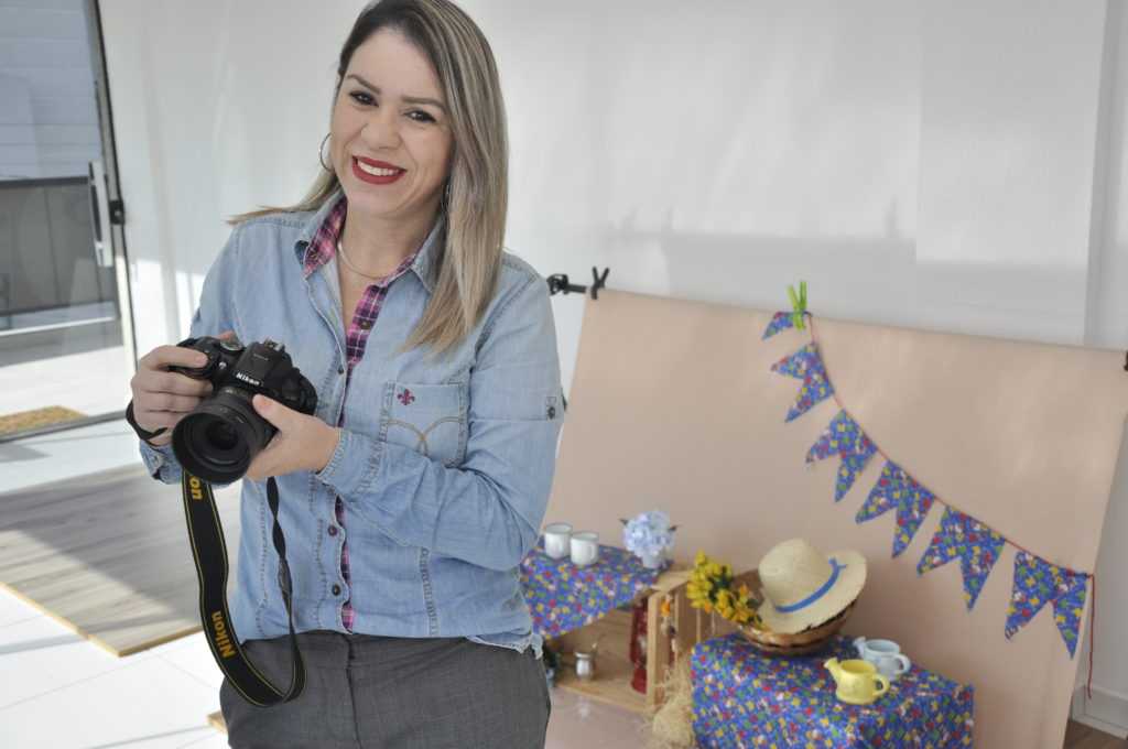 Fotógrafa realiza promoção para ensaio junino de crianças