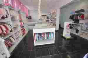 Loja de roupas e acessórios para bebês e crianças é reinaugurada
