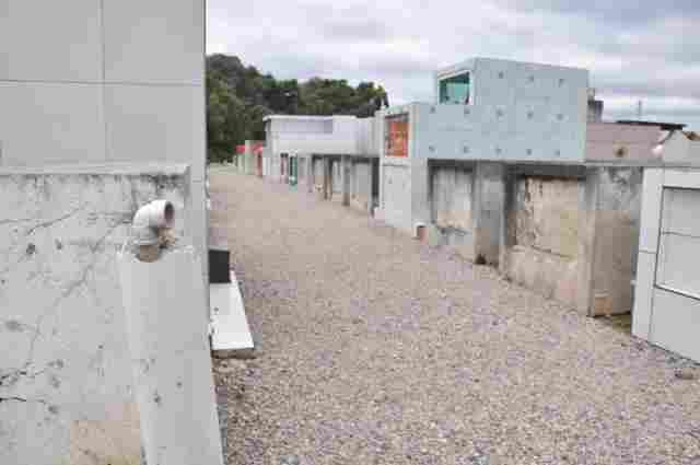 Familiares enfrentam problemas com água e luz no cemitério do Boqueirão