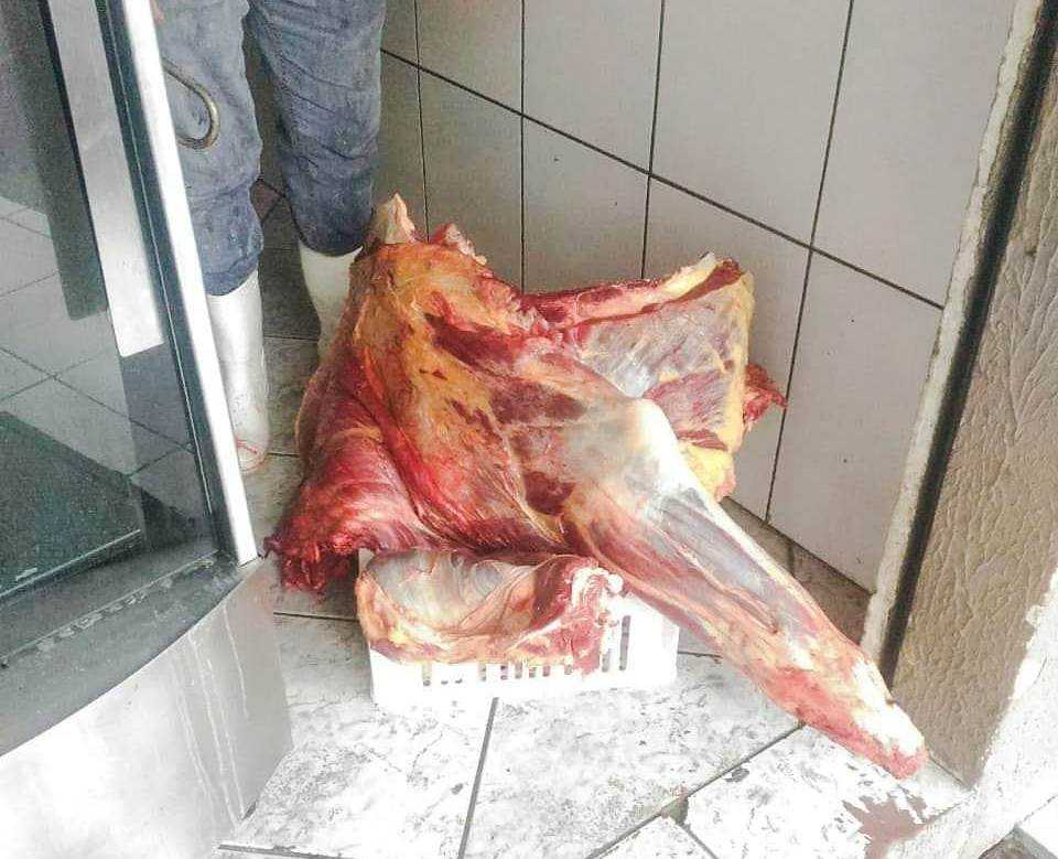 Vigilância Sanitária autua comerciantes por compra e venda de carne sem procedência