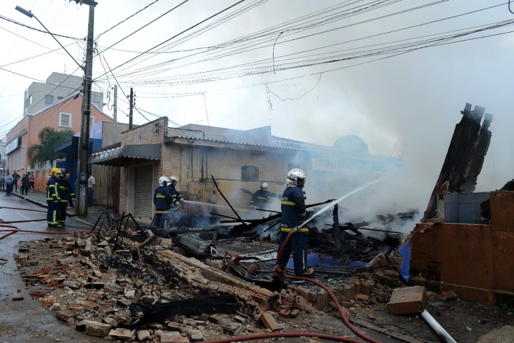 Incêndio destrói duas lojas no Centro da cidade