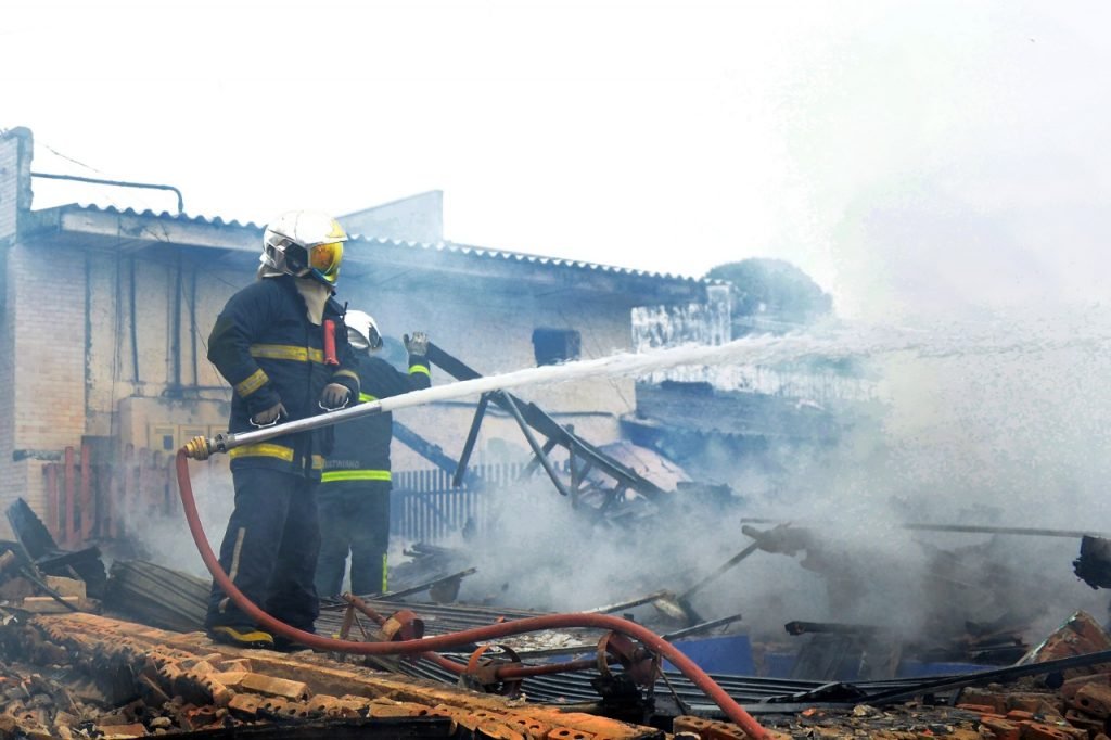 Incêndio destrói duas lojas no Centro da cidade