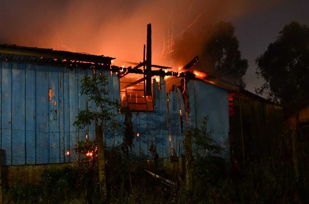 Incêndio destrói residência no Porto das Laranjeiras