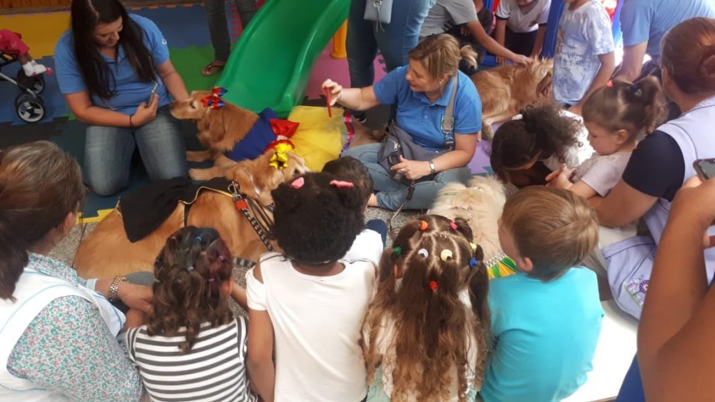 Alunos do CMAEE Joelma interagem com cães do projeto "Amigo Bicho"