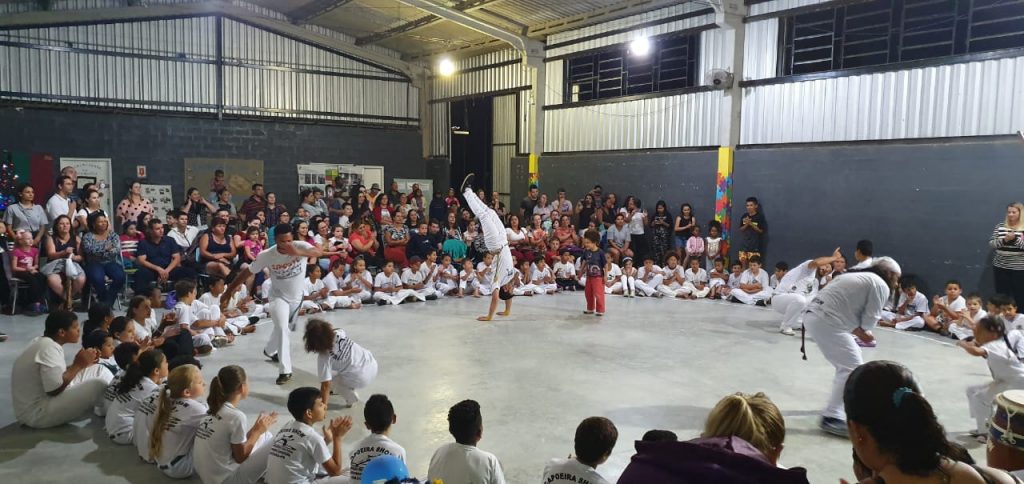 Grupo Capoeira Show encerra aulas com graduação de alunos