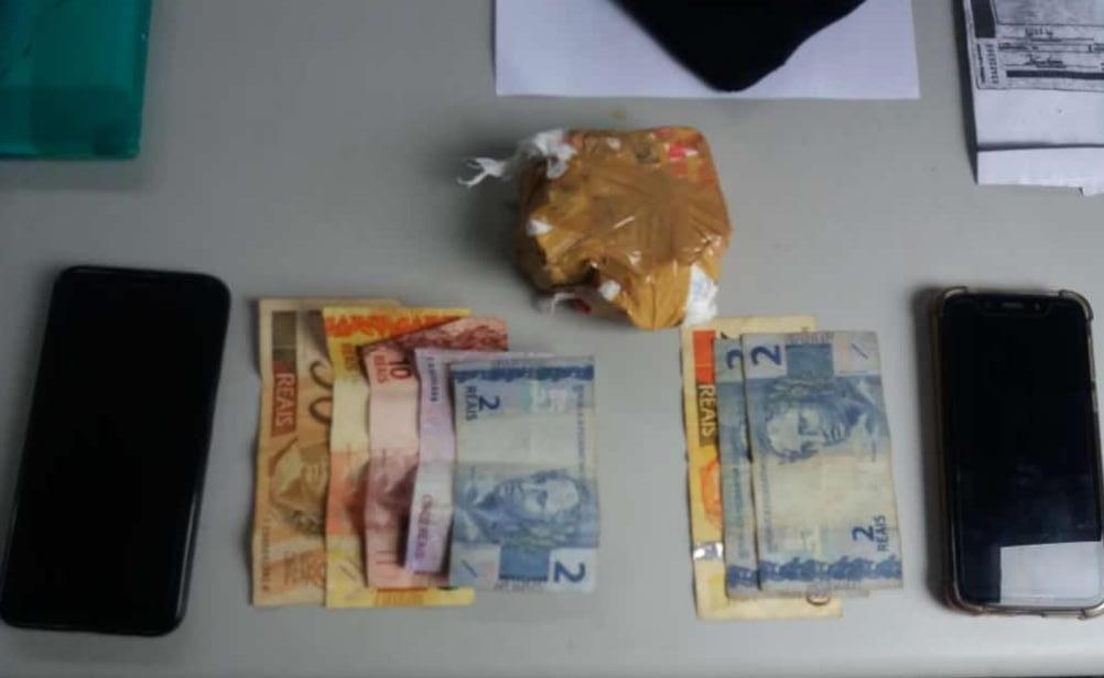 PM prende trio com tablete de mais de 200 gramas de cocaína