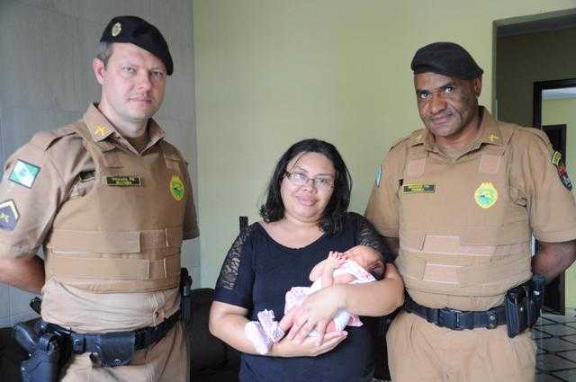Policiais militares salvam bebê que engasgou com leite materno