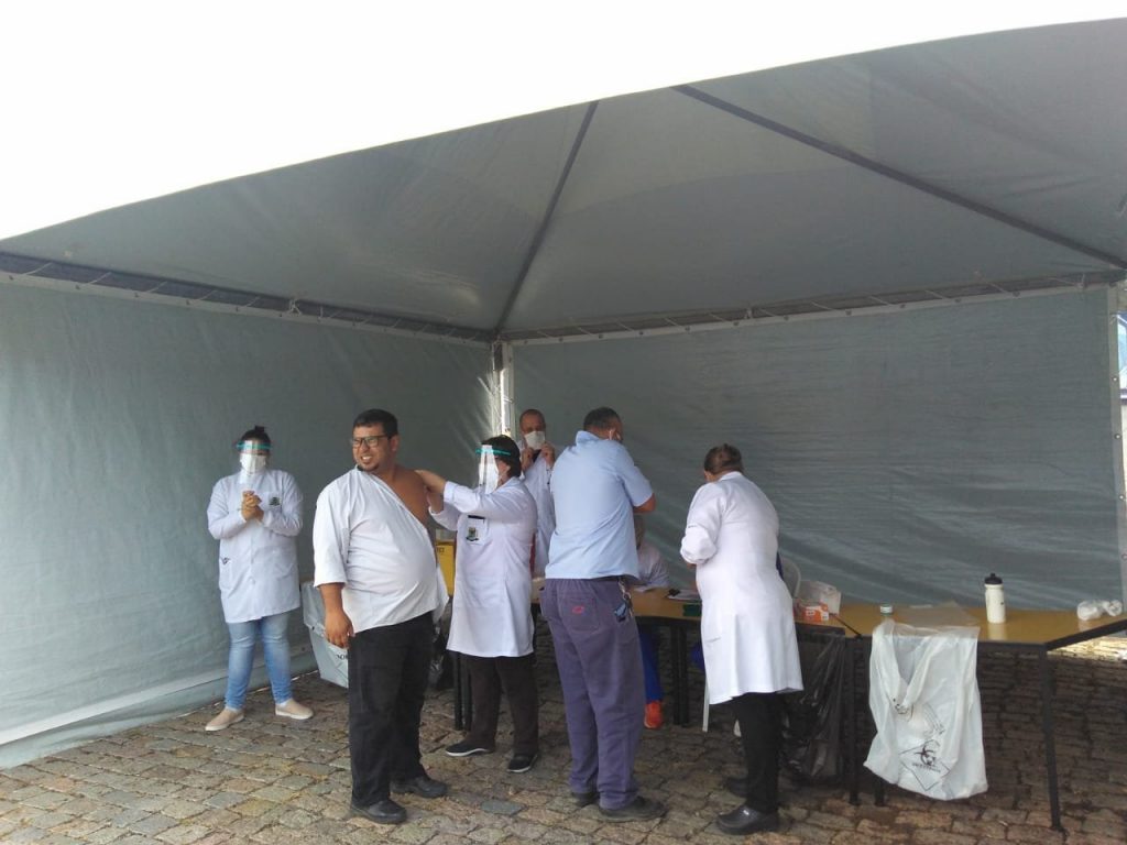 Equipe de saúde do Jardim Alvorada vacina caminhoneiros contra a gripe