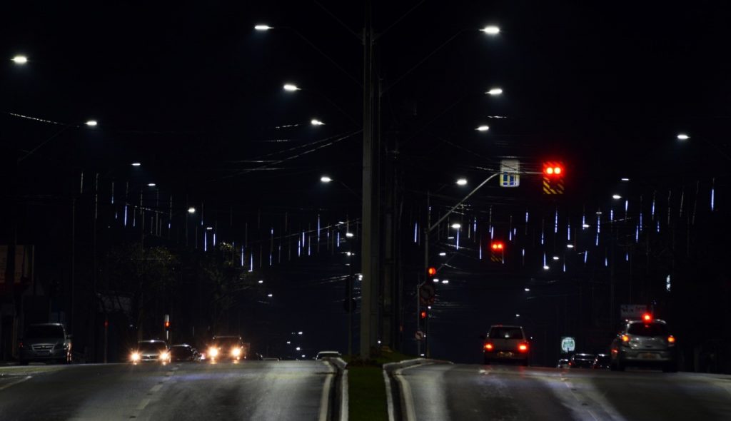 Iluminação em LED muda realidade da rua Carlos Hasselmann