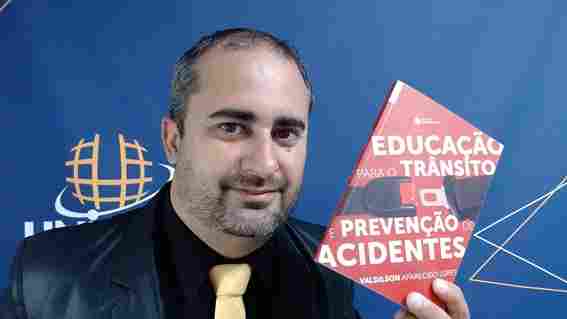 Professor universitário lançará livro sobre educação no trânsito