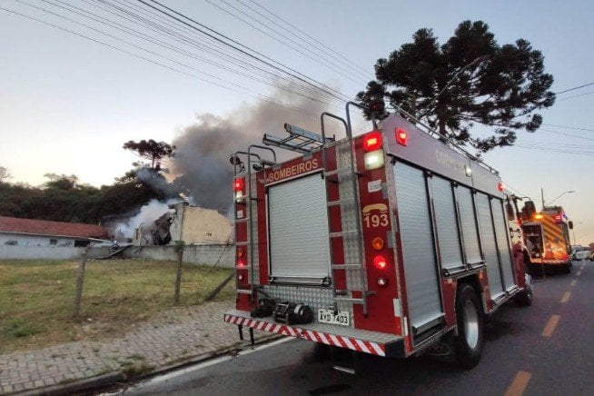 Incêndio destrói fábrica de estofados no Porto das Laranjeiras