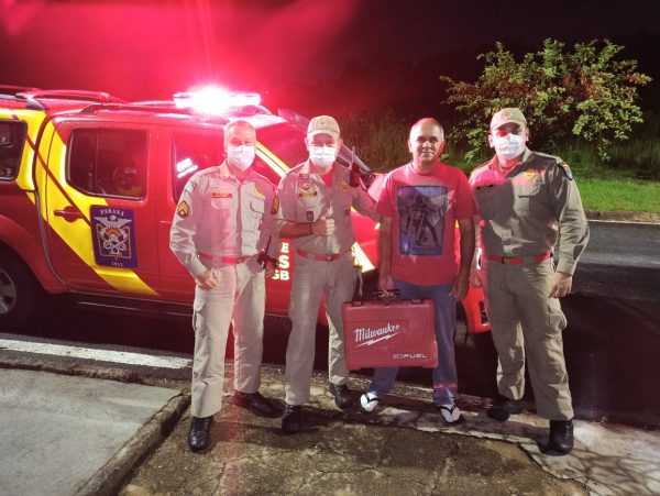 Bombeiros perdem ferramentas, moradores encontram e devolvem