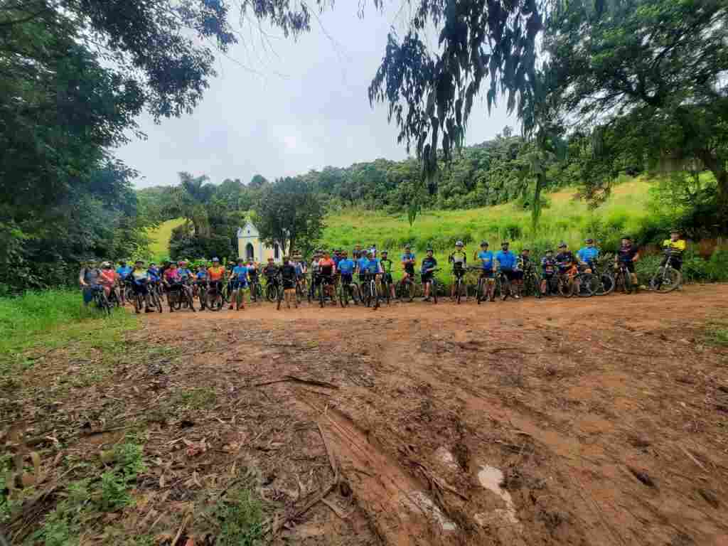 Grupo Archelau Team reúne ciclistas para pedaladas na área rural