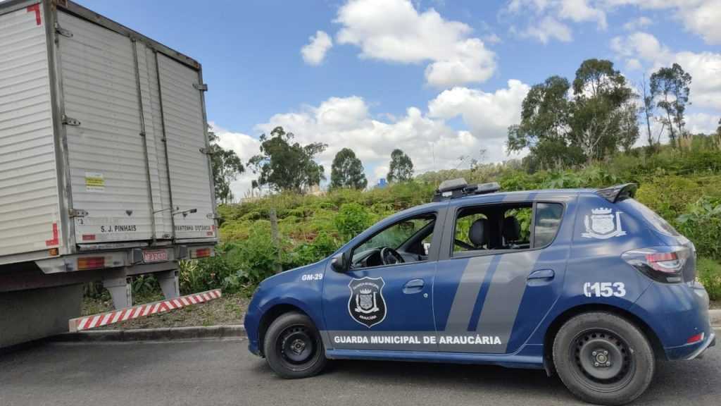 Caminhão roubado na Fazenda Rio Grande é recuperado em Araucária