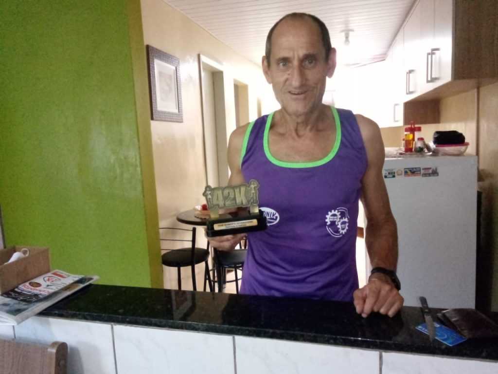 Lambari ganha mais um troféu após concluir prova virtual de 42km