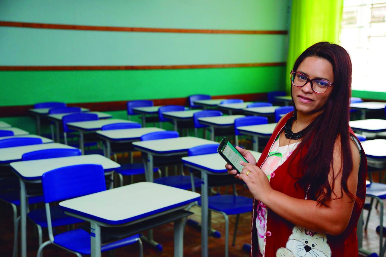 Professora relata como o celular se tornou instrumento didático para a educação