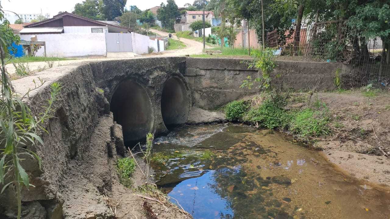 Moradores pedem limpeza em rio que estaria poluído