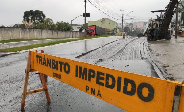 Ruas de Araucária recebem fresa asfáltica e recape