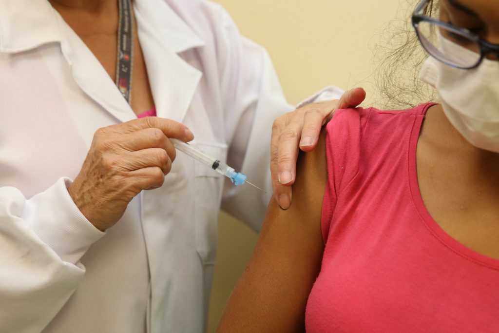 Cidadãos com 43 anos completos são convocados para se vacinarem contra a Covid-19 nesta quinta-feira, 8