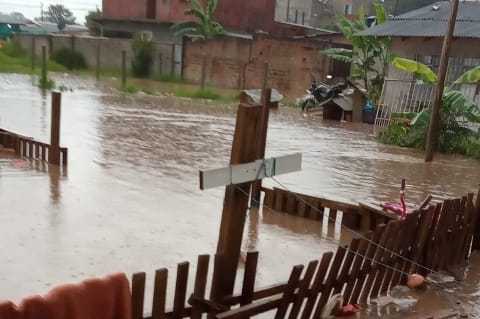 Chuvarada desta terça-feira provoca estragos e alagamentos em Araucária