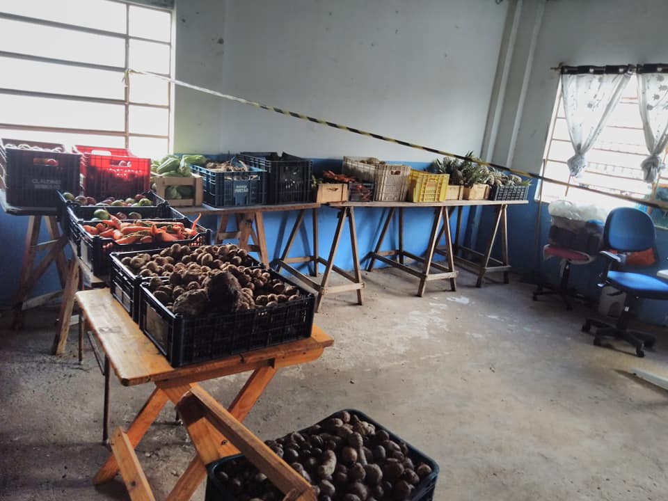 Famílias do Iguatemi são atendidas com distribuição de verduras e frutas