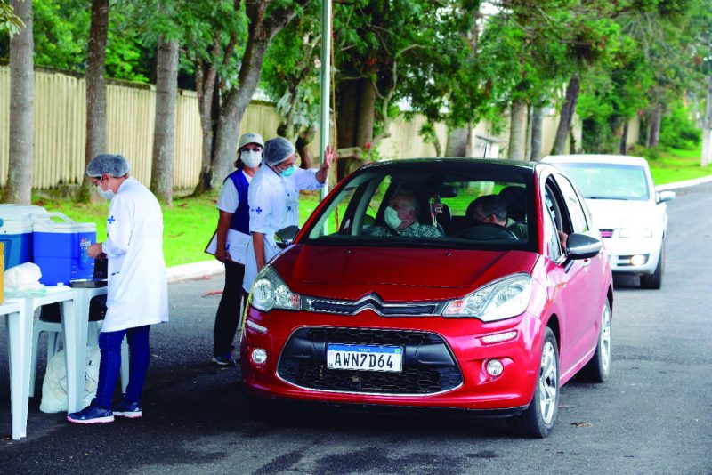 Idosos se emocionam ao receber a vacina contra a Covid-19