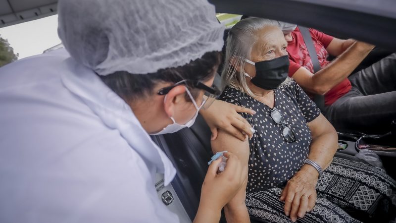 Urgente: idosos com 70 anos ou mais precisam tomar 2ª dose da Coronavac neste domingo, 18 de abril