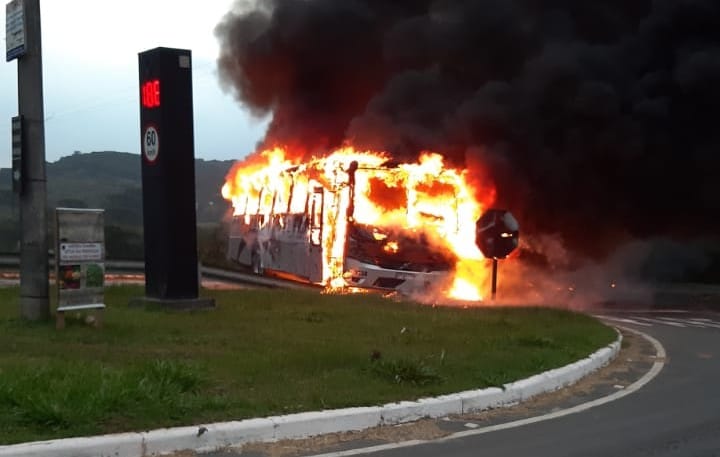 Grave acidente deixa vítima fatal na PR 423 e um ônibus em chamas