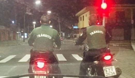 Foto de agentes de trânsito sem capacete gerou polêmica nas redes sociais