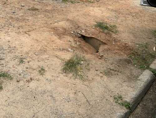 Buraco em passeio de obra no Centro traz riscos para pedestres