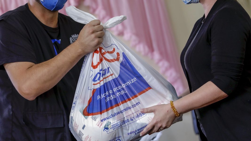 SMAS distribui cestas básicas montadas a partir das seis toneladas de alimentos doados à Prefeitura